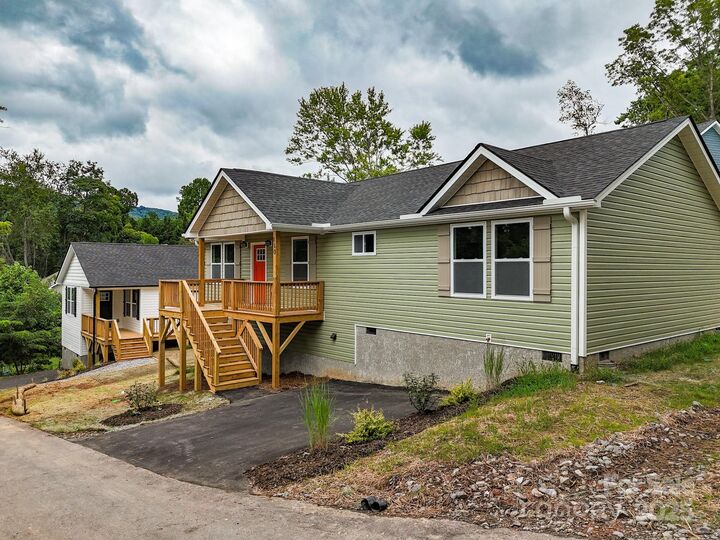 Property Photo: 110 Deaver Park Circle NC 28806