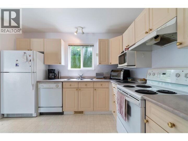 Property Photo: 2951 11 Avenue Northeast 5 BC V1E 1V8
