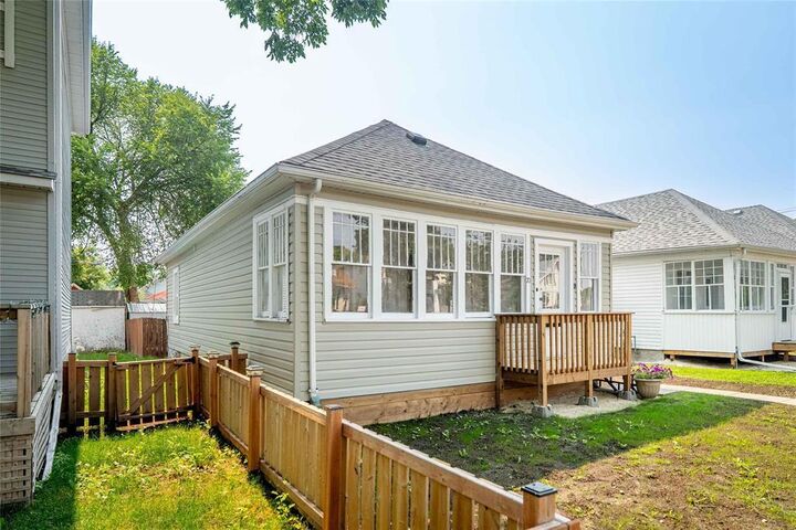 70 Hart Avenue  Winnipeg MB R2L 0K5 photo