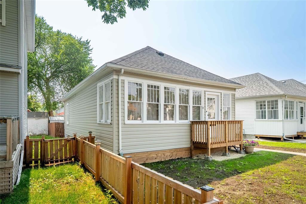 Property Photo: 70 Hart Avenue MB R2L 0K5