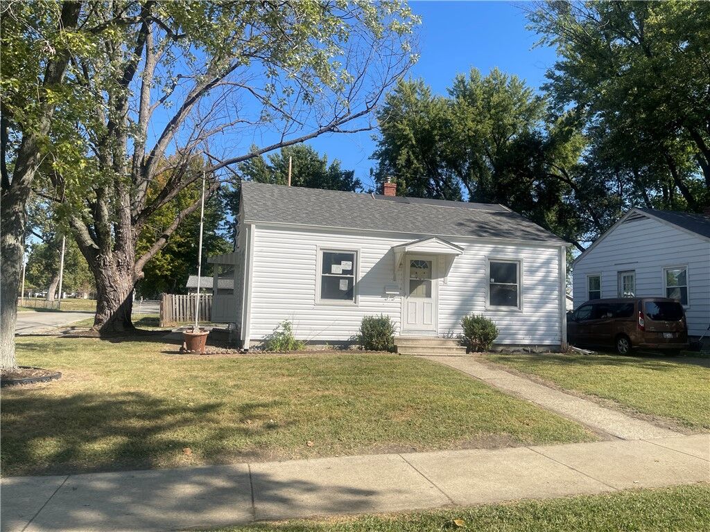 Property Photo:  2104 E Whitmer Street  IL 62521 