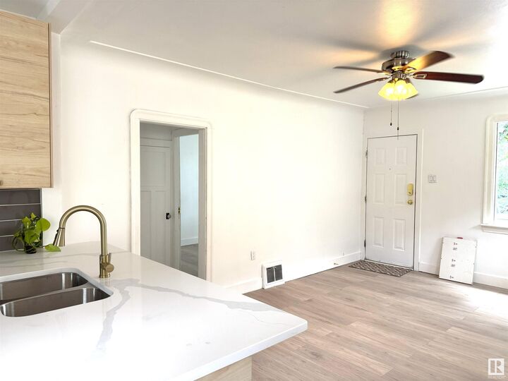 11840 70 Street NW  Edmonton AB T5B 1T7 photo
