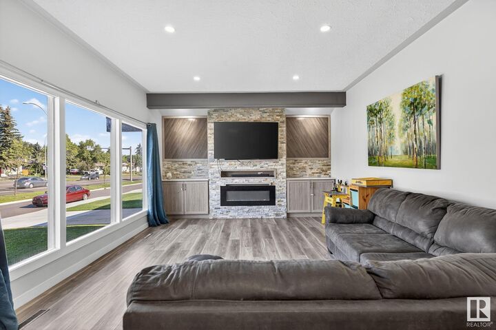 Property Photo:  9479 75 Street NW  AB T6C 4H6 