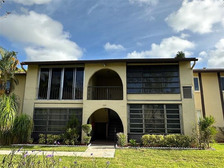 Property Photo:  320 Pine Ridge Cir 320  FL 33463 