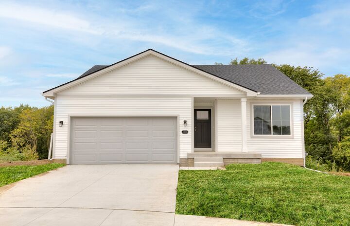 4270 Grover Woods Lane  Des Moines IA 50317 photo