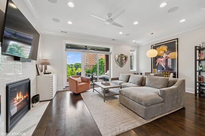 Property Photo:  2018 W Le Moyne Street 2E  IL 60622 