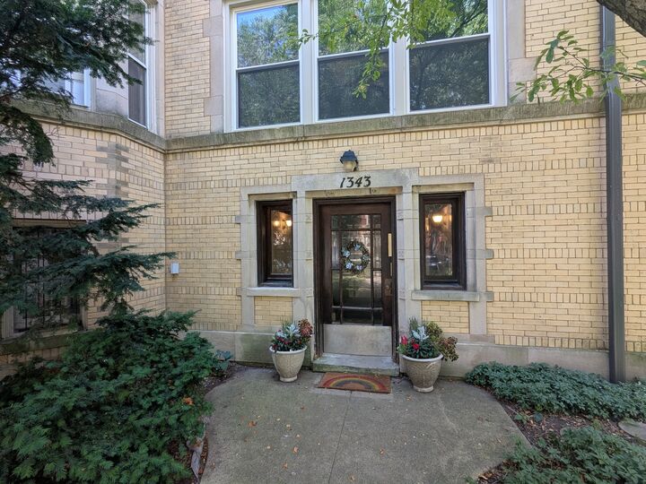 Property Photo:  1343 W Greenleaf Avenue 3  IL 60626 