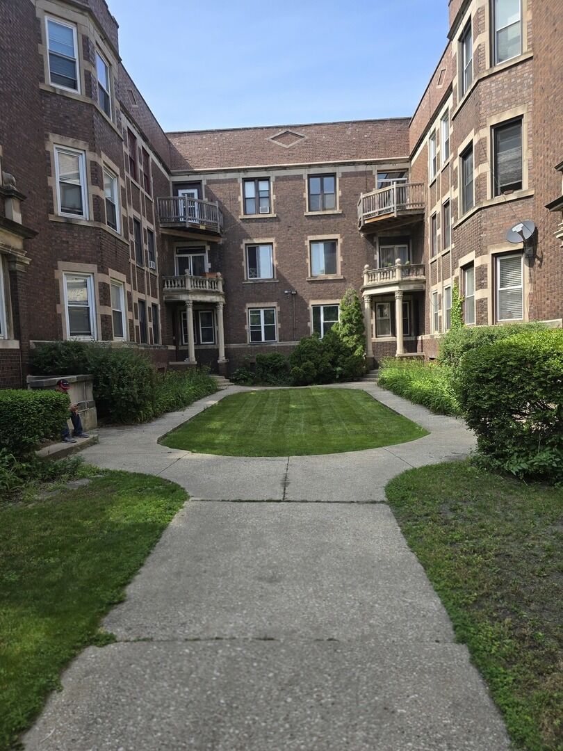 Property Photo:  824 E Hyde Park Boulevard 1  IL 60615 