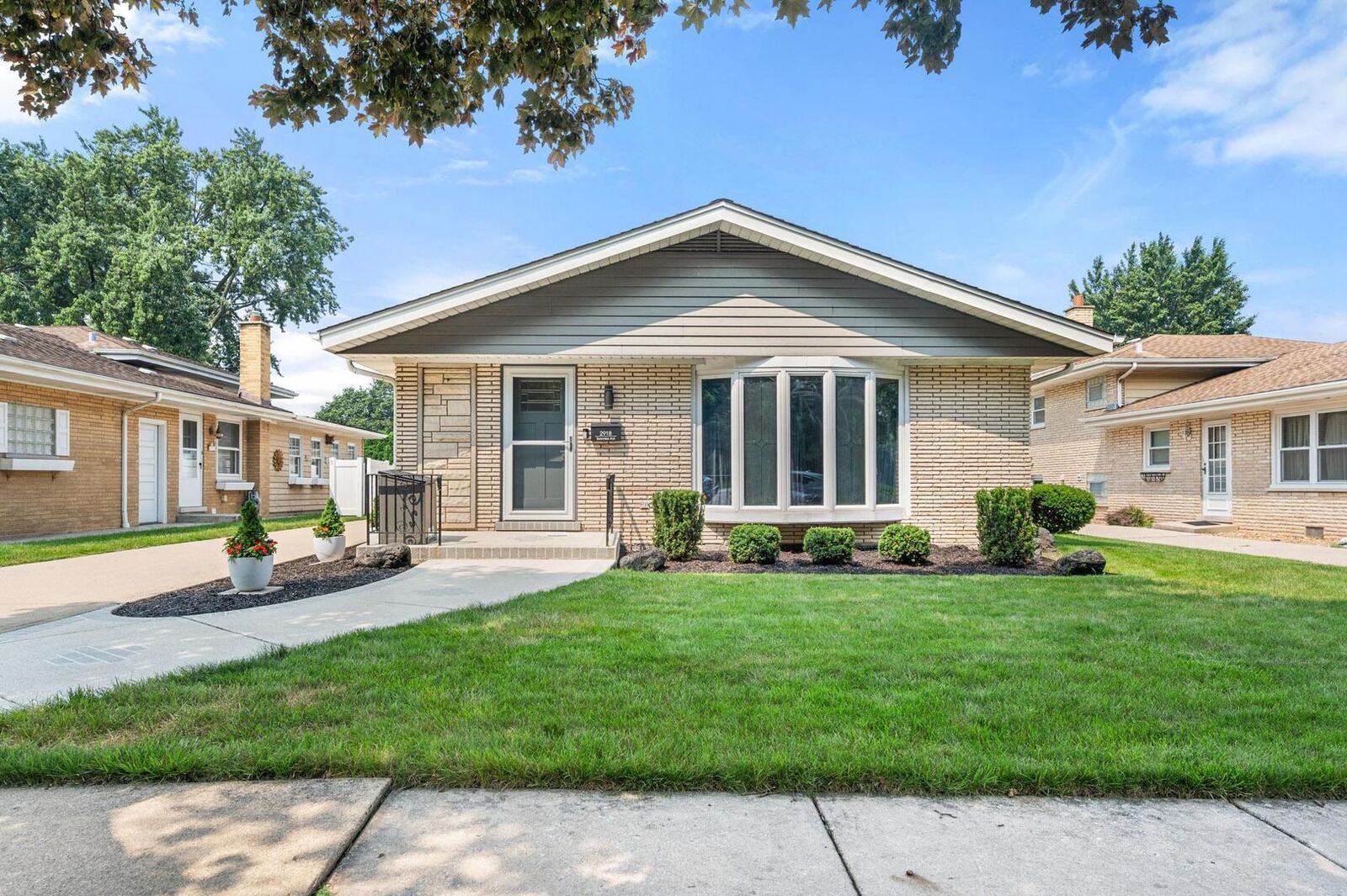 Property Photo: 2918 Sunnyside Avenue IL 60154
