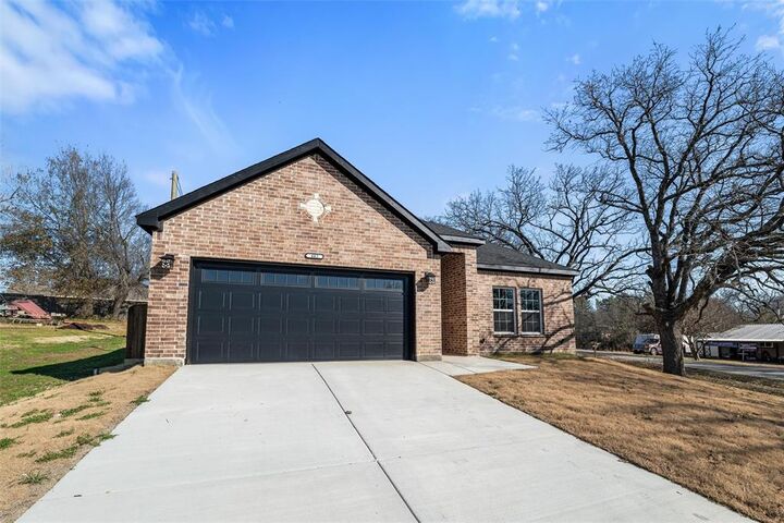 Property Photo:  402 Lagoon Drive  TX 75156 