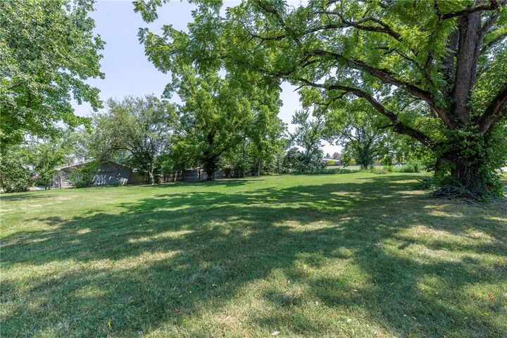 Property Photo:  1002 NE 2nd Street  AR 72712 
