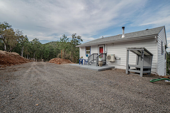 Property Photo:  739 W Rolling Hills Drive  OR 97524 