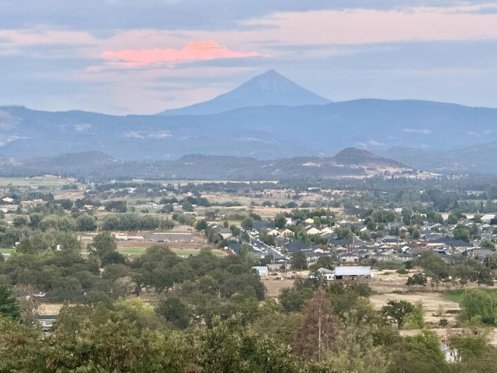 Property Photo: 739 W Rolling Hills Drive OR 97524