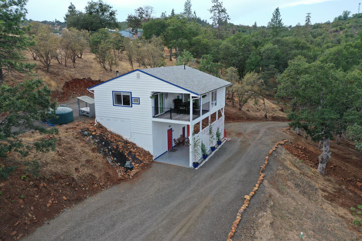 Property Photo: 739 W Rolling Hills Drive OR 97524