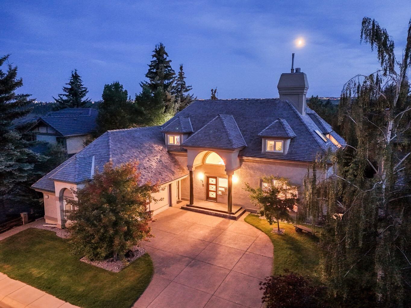 Property Photo: 42 Woodhaven Crescent SW AB T2W 5S3