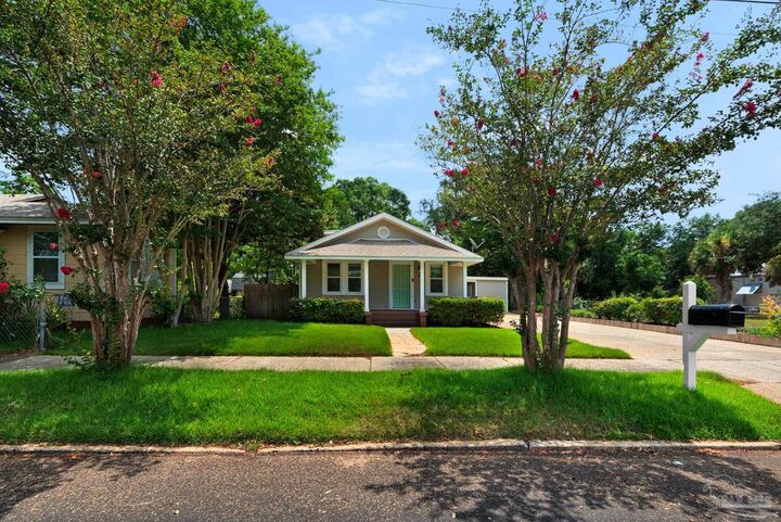 Property Photo: 10 N G St FL 32502