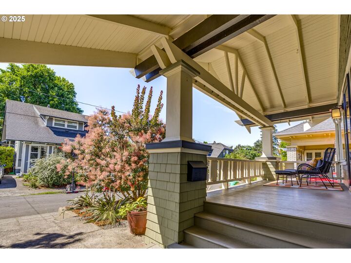 Property Photo: 4933 SE Taylor Ct OR 97215