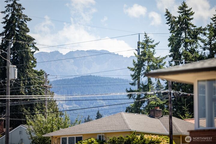 Property Photo:  1404 S Cherry Street  WA 98362 