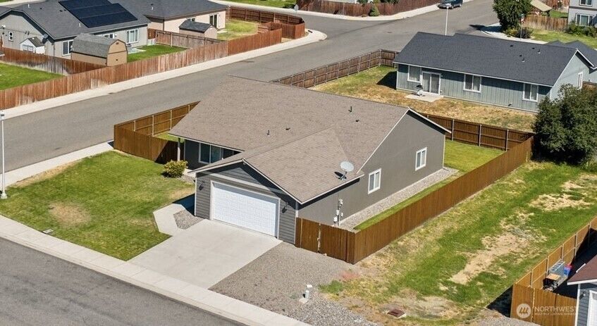 Property Photo: 101 E Kristen Avenue WA 98926