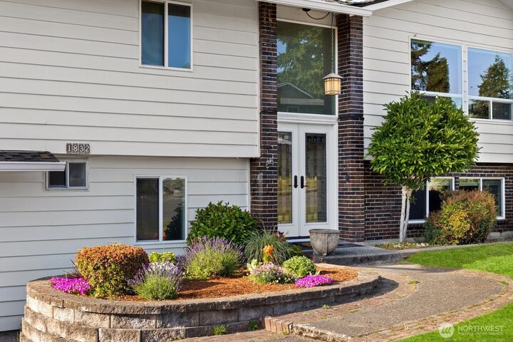 Property Photo:  1832 SE 16th Place  WA 98055 