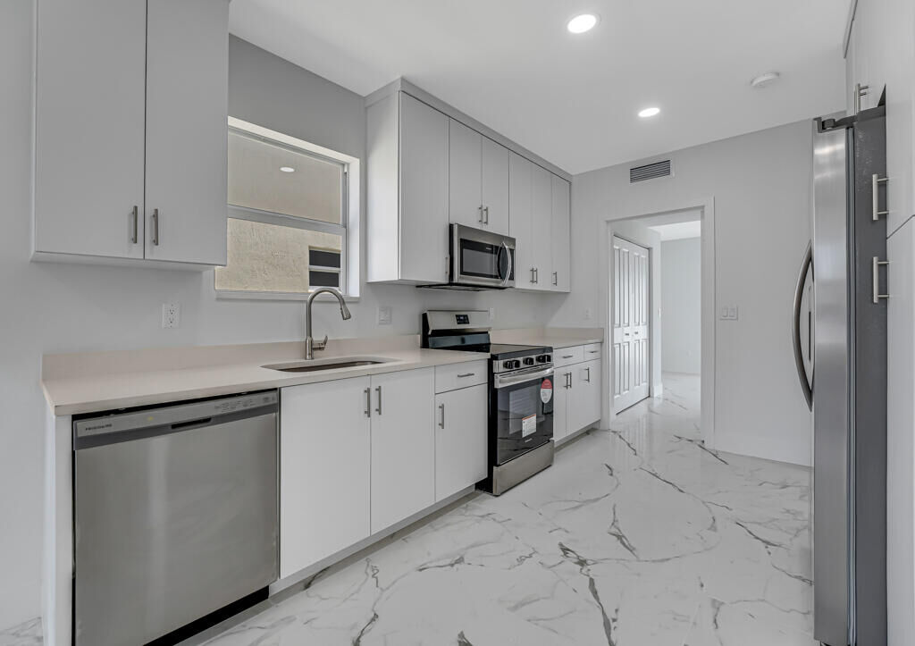 Property Photo: 409 NW 12th Avenue FL 33435