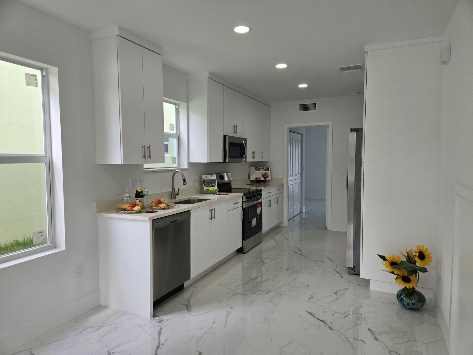 Property Photo:  409 NW 12th Avenue  FL 33435