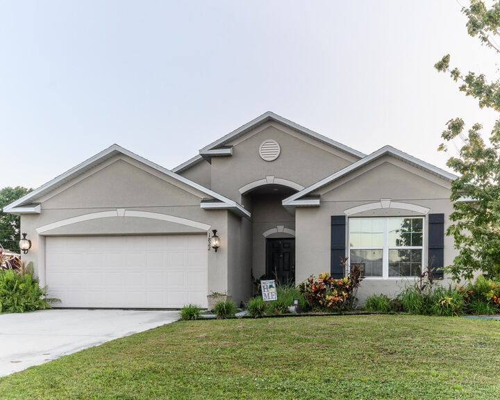 Property Photo:  1822 SW Hampshire Lane  FL 34953 