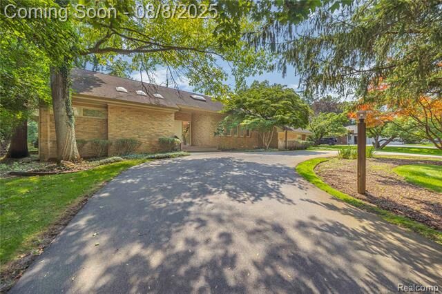Property Photo: 27261 Willowgreen Court MI 48025