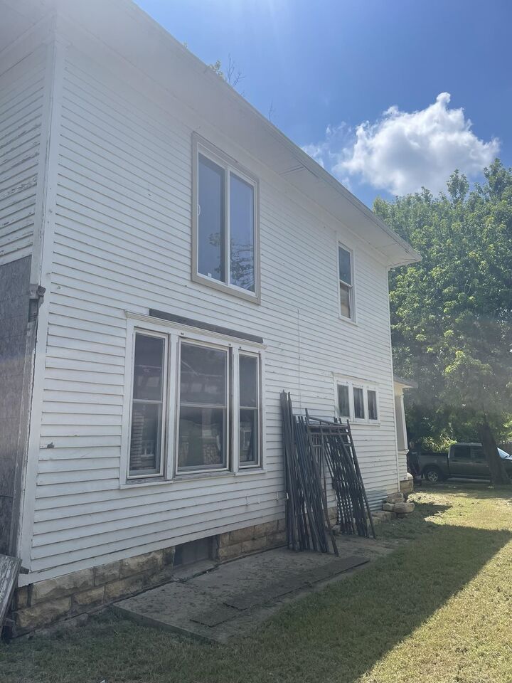 Property Photo: 307 E 10th St KS 67152