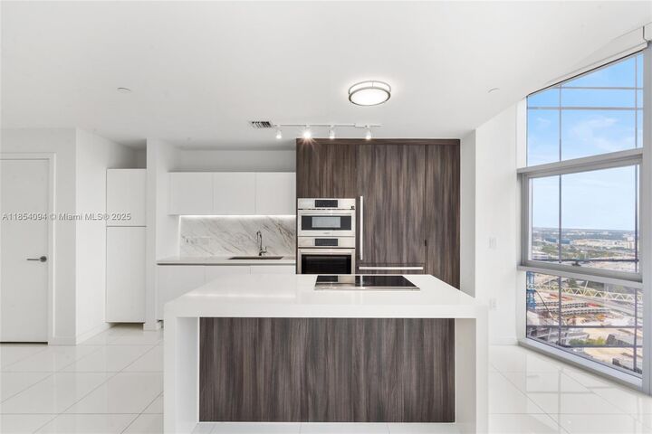 Property Photo:  851 NE 1st Ave 3202  FL 33132 