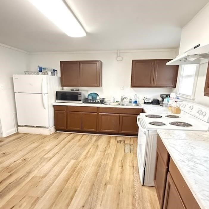 Property Photo: 625 E Pipkin St TX 77701