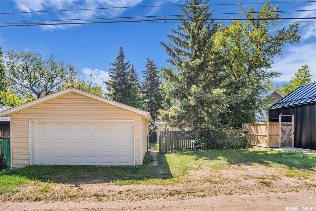 Property Photo: 118 28th Street W SK S7L 0K2
