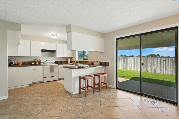 Property Photo: 920 W 14th Pl WA 99337