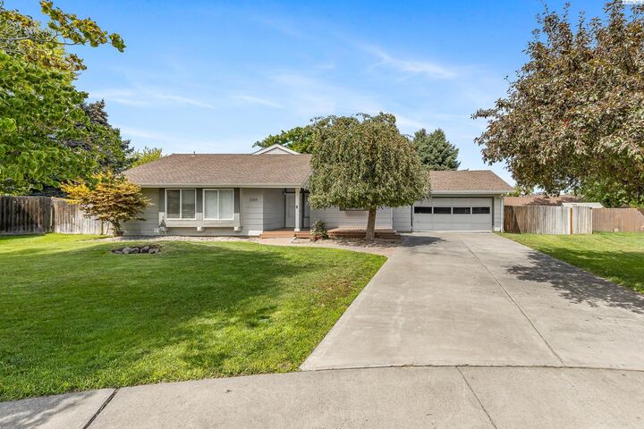 Property Photo: 3304 S Vancouver Pl. WA 99337