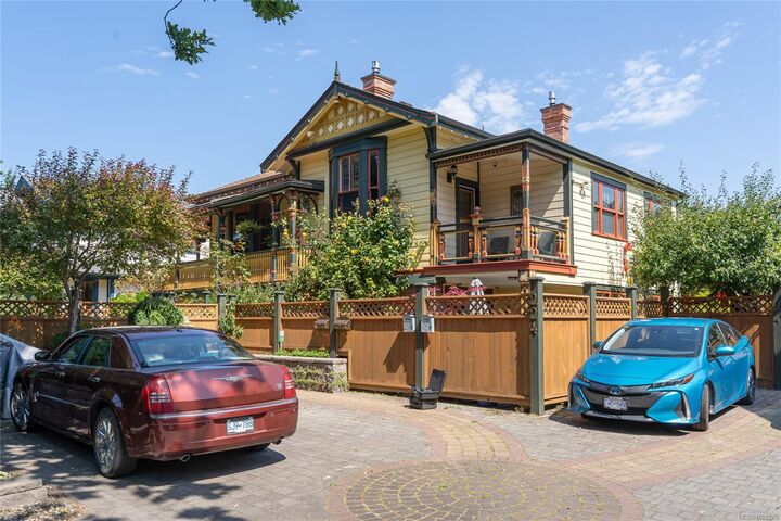 Property Photo:  224 Superior St 1  BC V8V 1T3 