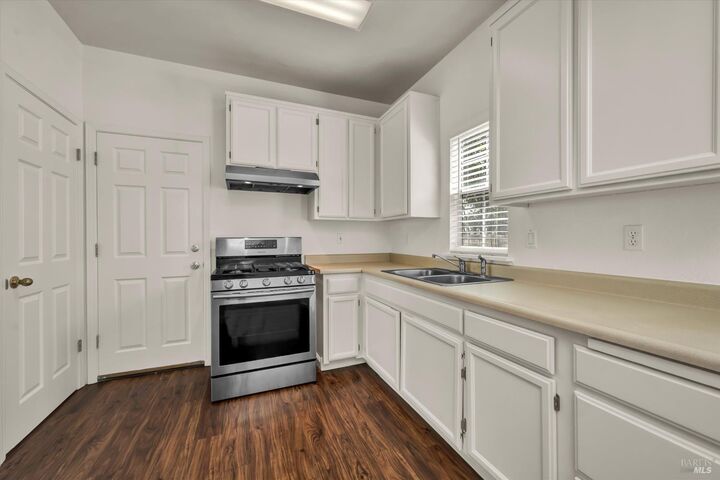 Property Photo:  902 Kingwood Street  CA 95401 