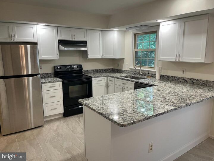 Property Photo:  10353 Hampshire Green Avenue  VA 22032 