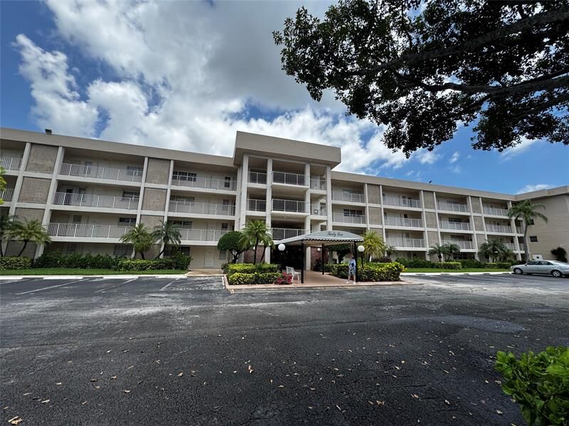 Property Photo:  3151 S Palm Aire Dr 109  FL 33069 
