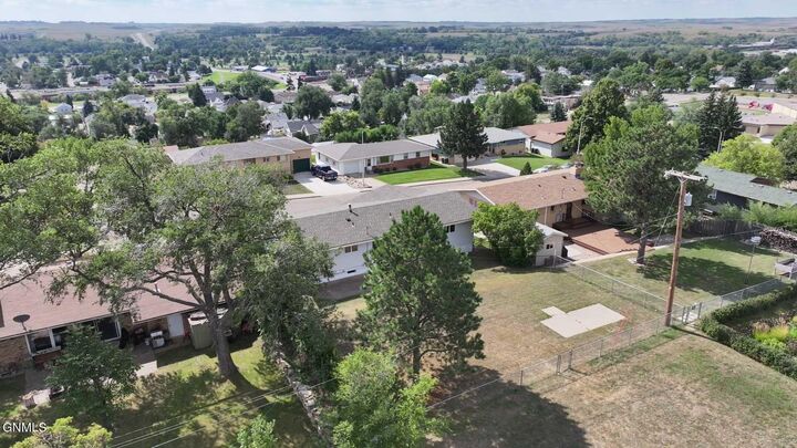 Property Photo:  906 3rd Street NW  ND 58554 