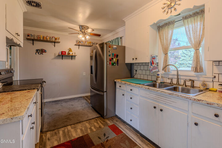 Property Photo:  617 N 22nd Street  ND 58501 