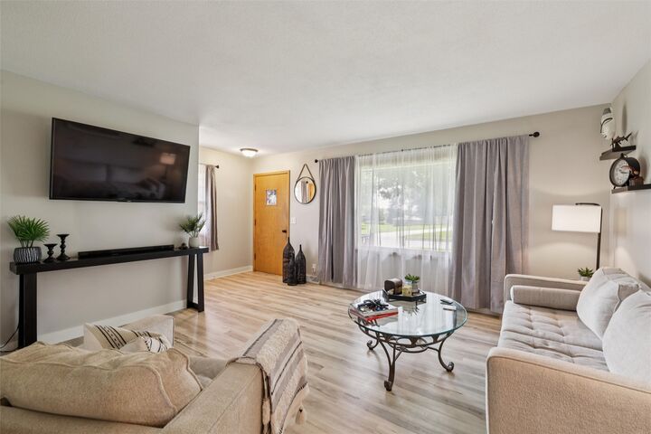 Property Photo:  606 Davis Street  IA 50226 