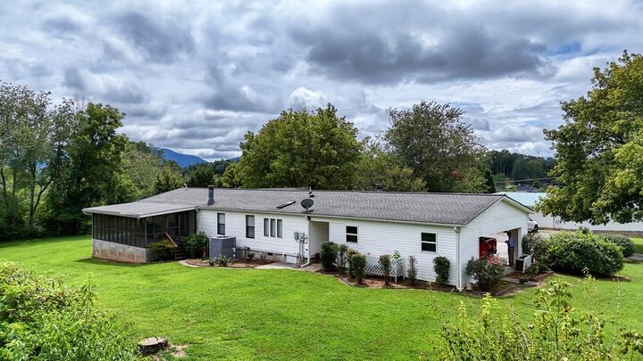 Property Photo:  266 Garden Lane  GA 30546 