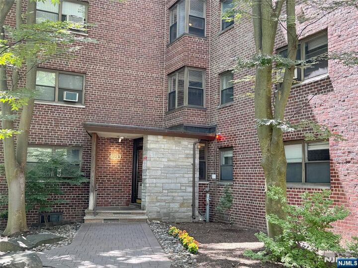 420 Park Place 2E  Fort Lee NJ 07024 photo
