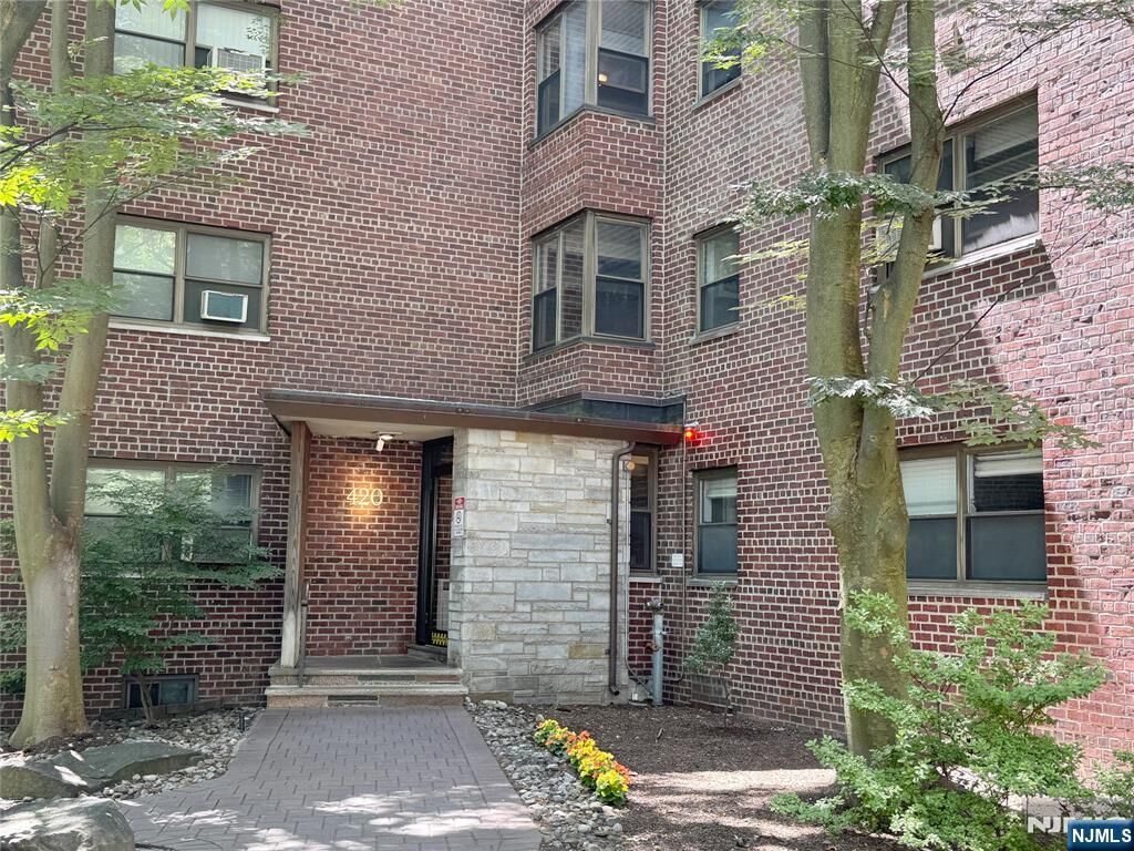 Property Photo:  420 Park Place 2E  NJ 07024 