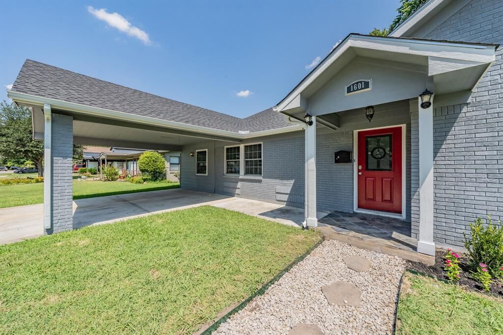 Property Photo: 1601 Briarwood Lane TX 75061