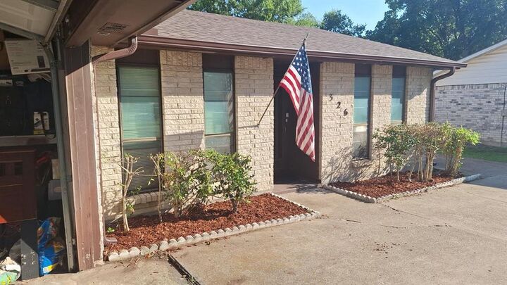 Property Photo: 326 E Ferndale Lane TX 75052