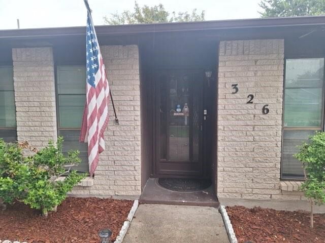 Property Photo: 326 E Ferndale Lane TX 75052