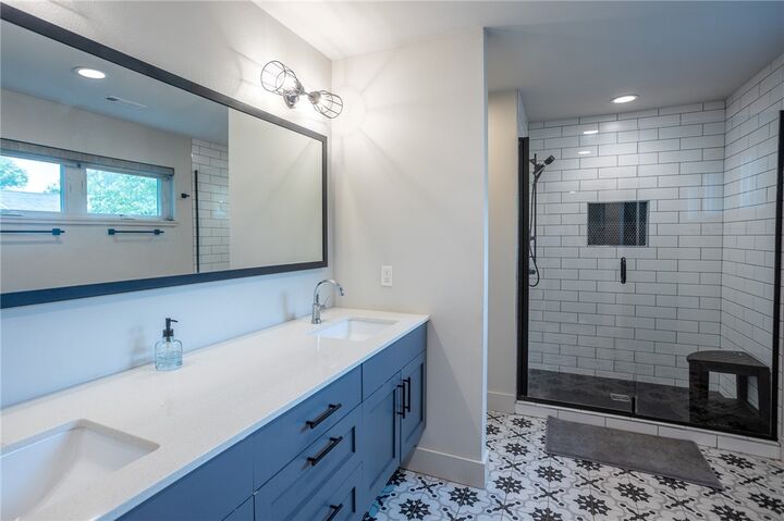 Property Photo:  808 Locust Avenue  AR 72701 