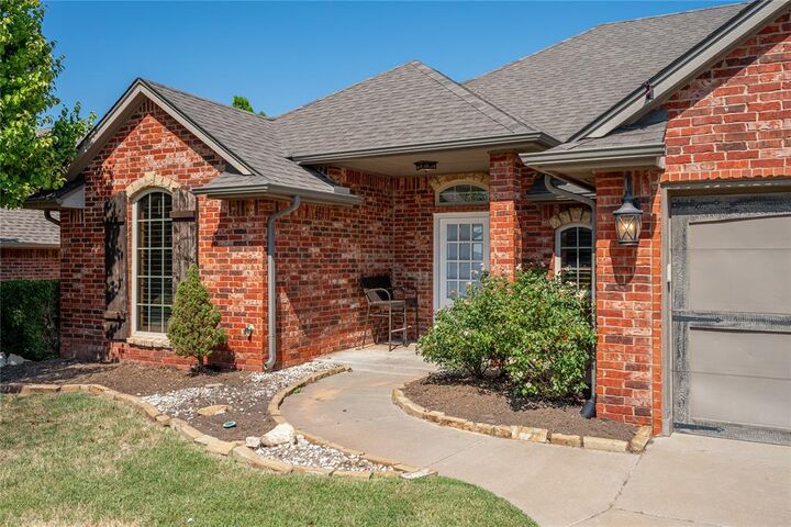 Property Photo: 16209 Old Oak Drive OK 73013