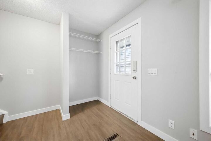 Property Photo:  142 Woodmont Terrace SW  AB T2W 4Z4 